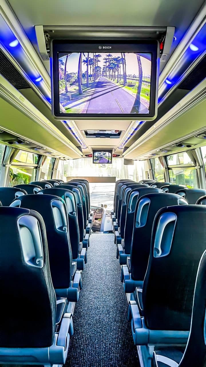 Allée centrale de l'autocar